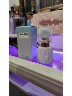 Miu Miu Fleur de Lait Eau de Parfum Dabber